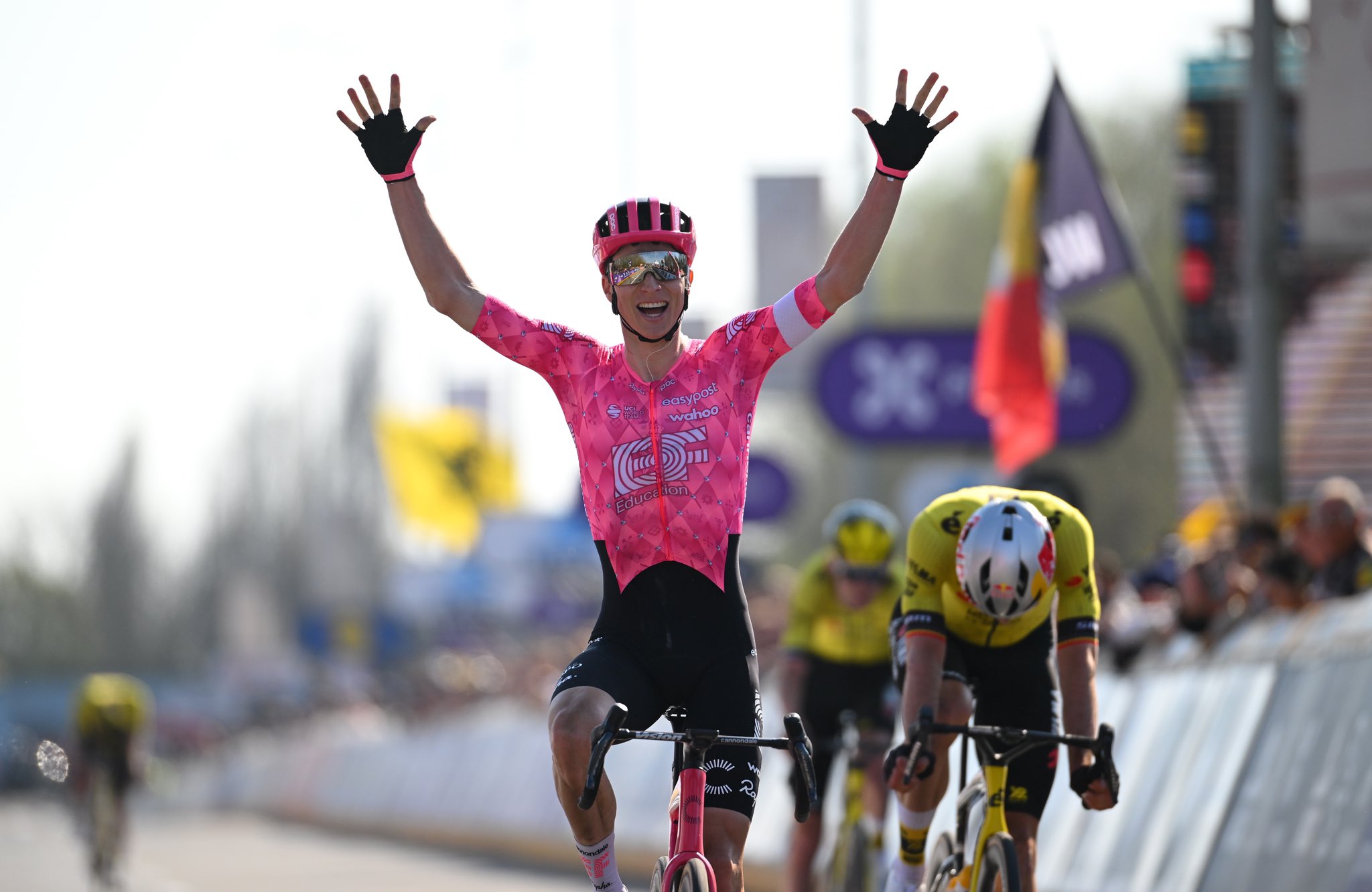 Dwars door Vlaanderen : Powless beffa la Visma allo sprint !🇺🇸