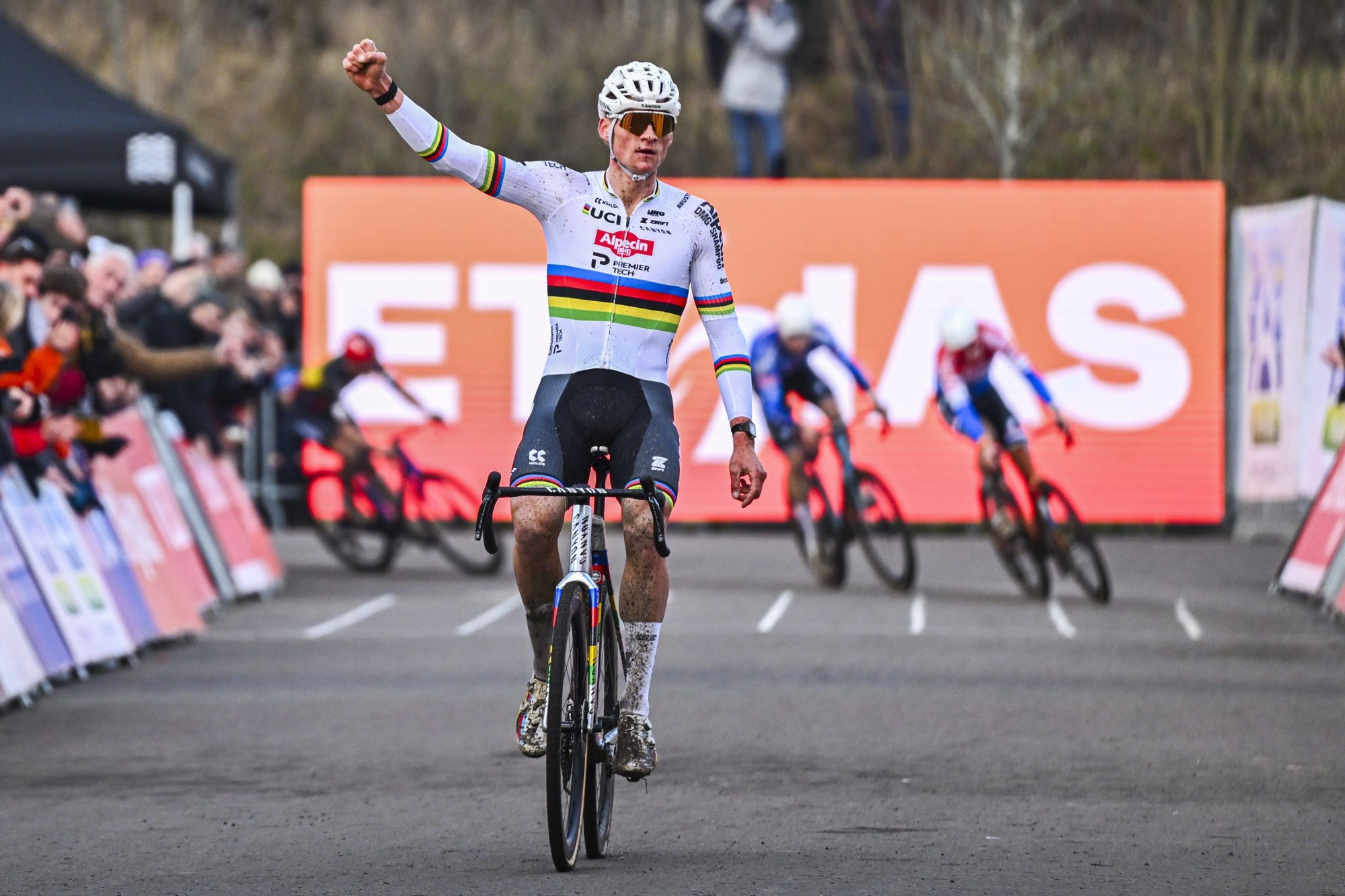 🚨🏆🌈🚴🏻‍♂️🇧🇪Ciclocross, Maasmechelen: due forature non cancellano la vittoria di MVDP!🇳🇱