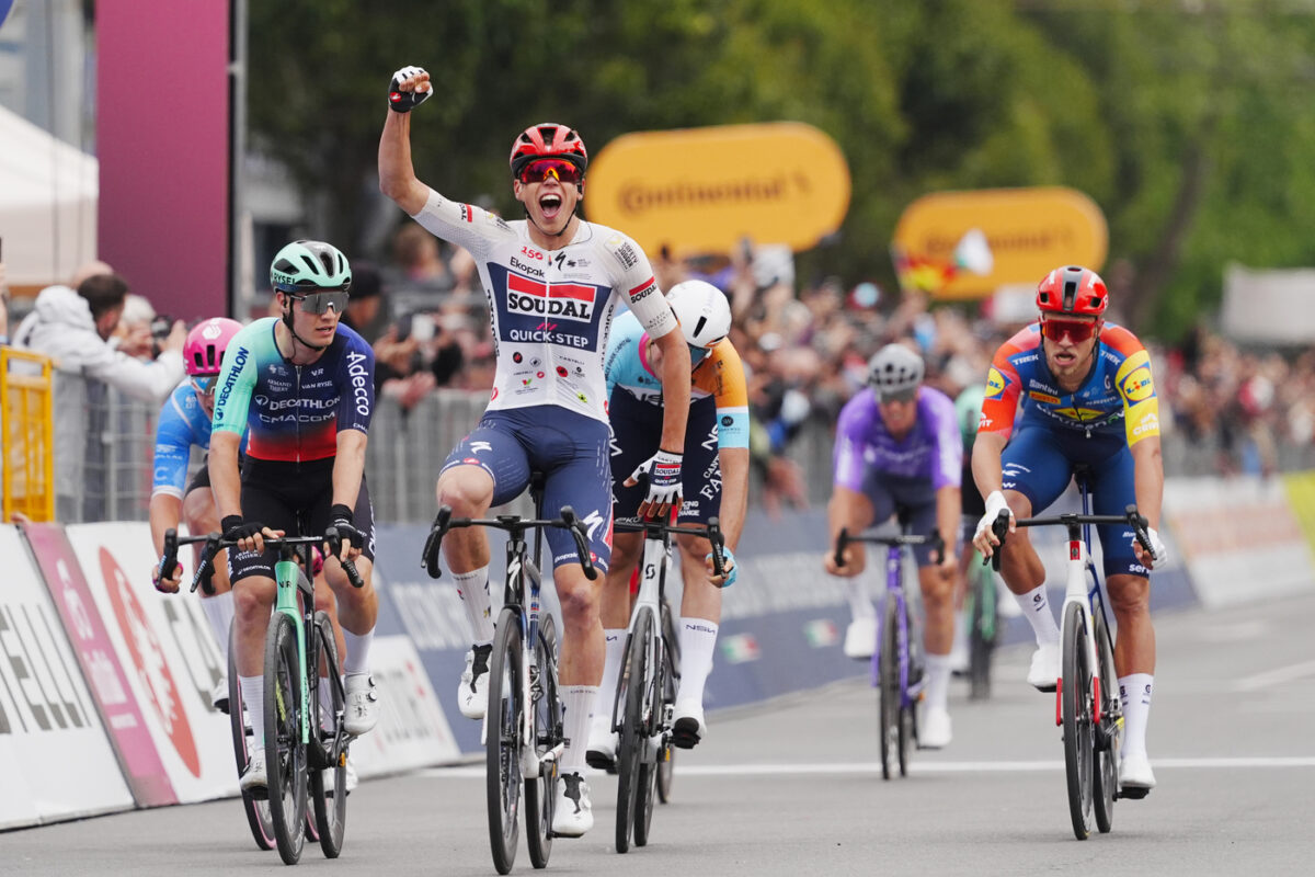GIRO D'ITALIA 2026 - 1^ TAPPA: MAGNIER VINCE ED È LA PRIMA MAGLIA ROSA, MILAN DELUDENTE