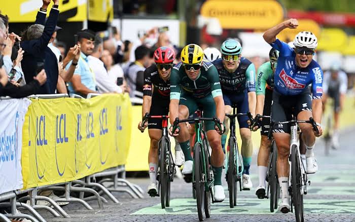 21° TAPPA TOUR DE FRANCE 2026: VAN DER POEL STRONCA POGACAR E CONQUISTA GLI CHAMPS-ÉLYSÉES
