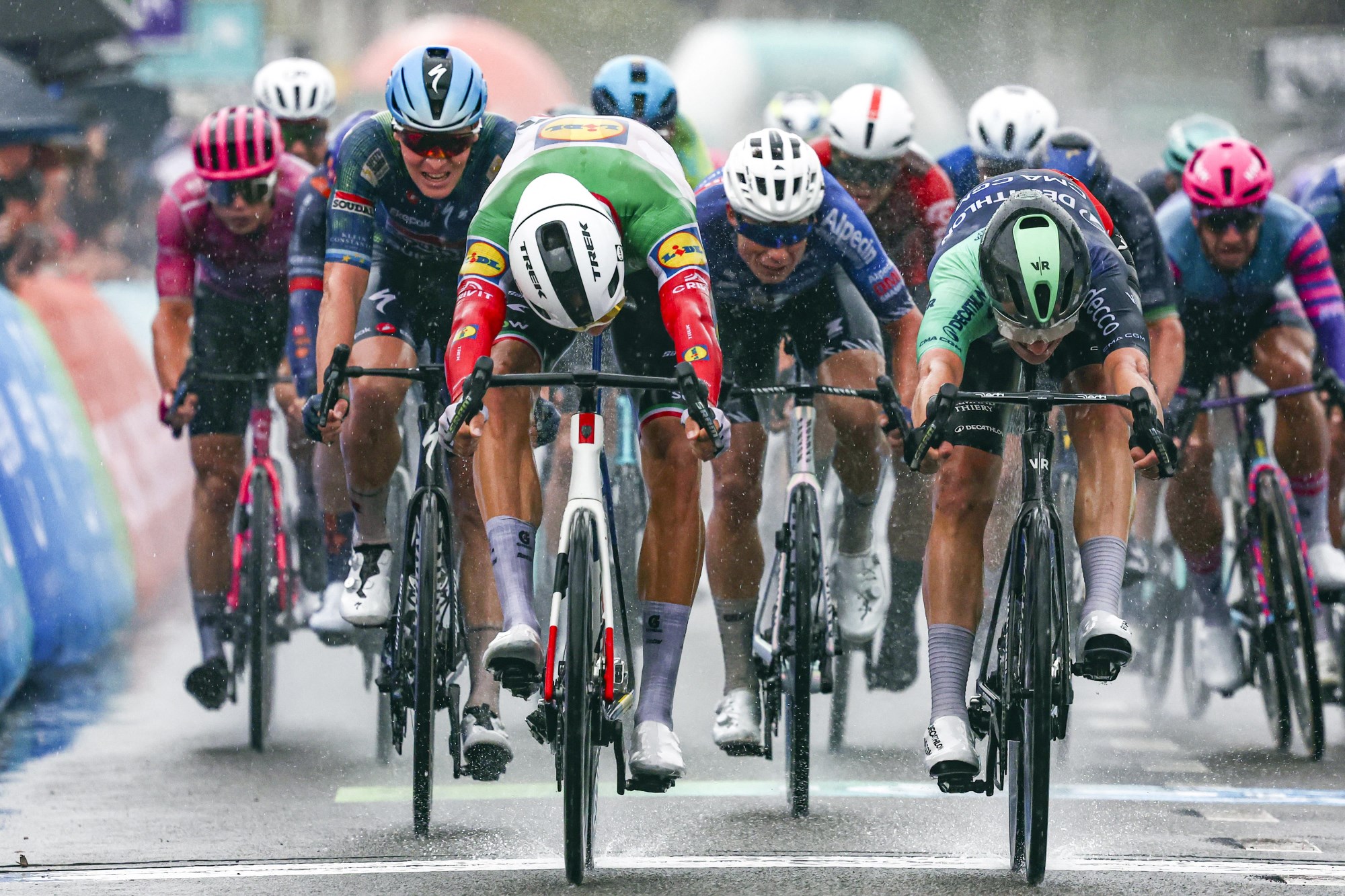 🚨🏆🚴🏻‍♂️🇧🇪Renewi Tour: Milan beffa Kooij sotto il diluvio!🇮🇹☔️